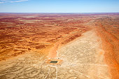鸟瞰图的内陆水坑与牛，Sturts沙漠，QLD，澳大利亚图片素材