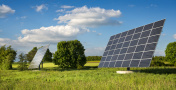 太阳能电池板在田野里图片素材