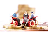硬币上的轮椅小雕像图片素材