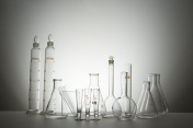 实验室瓶和刻度瓶，正面视图，灰色背景图片素材