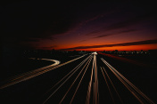 黄昏时分的高速公路灯光图片素材