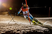 职业女子高山滑雪者在夜间练习图片素材