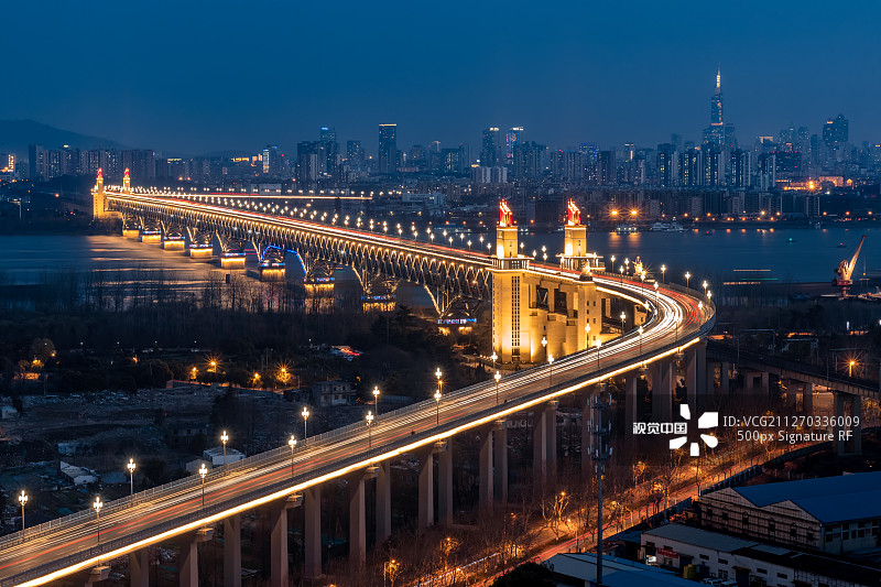 江苏省南京市南京长江大桥与城市天际线夜景俯瞰图片素材