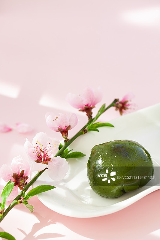 春天清明节的桃花和青团图片素材