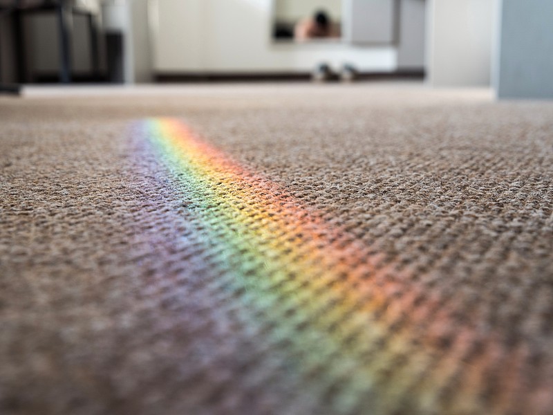 地毯上的彩虹燈圖片素材