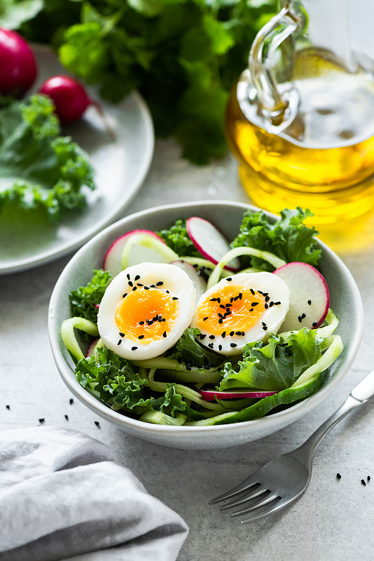 健康的蔬菜沙拉配甘蓝，黄瓜，鸡蛋和萝卜图片下载