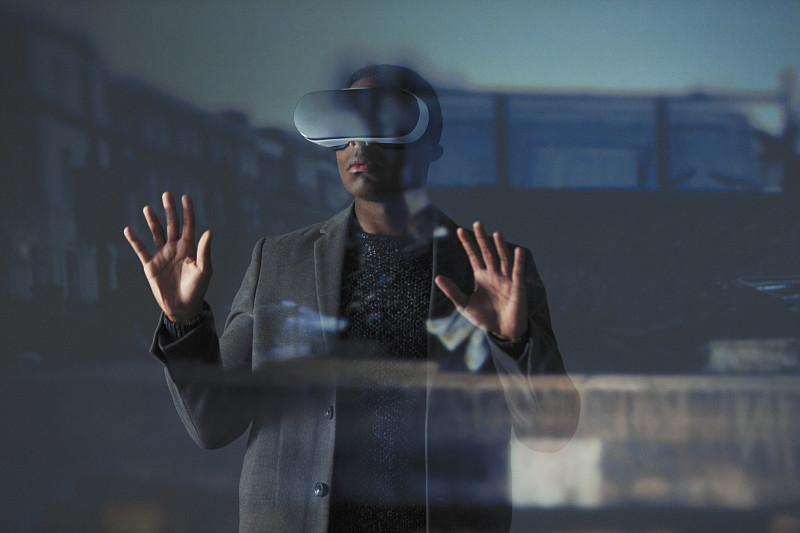 雙重曝光商人使用虛擬現實模擬器眼鏡圖片素材