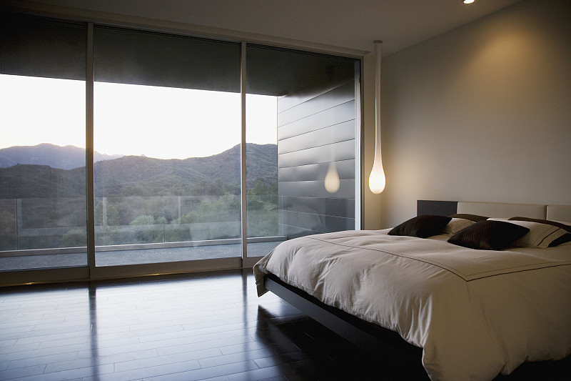 現代臥室和玻璃墻圖片素材