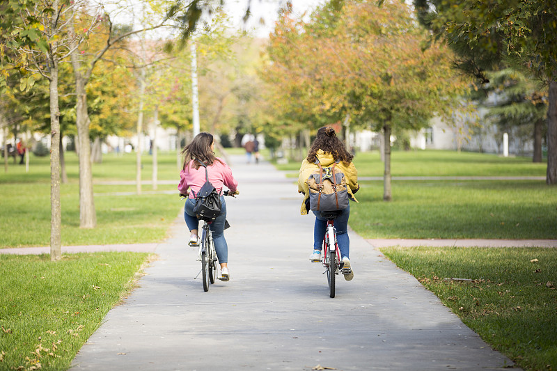 大學生在戶外騎自行車圖片素材