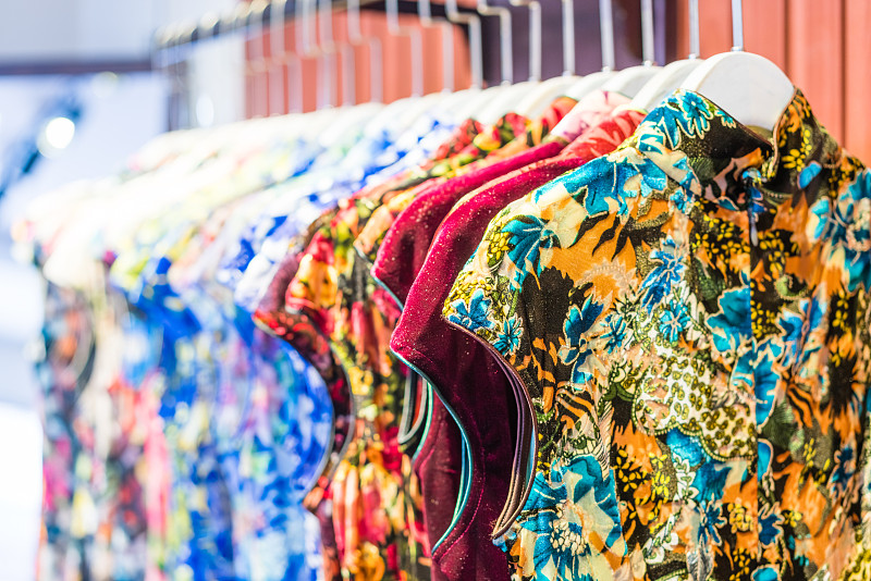 中國服裝旗袍在商店出售圖片素材