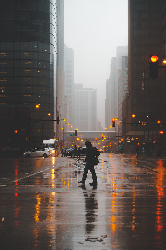 一個人過馬路的剪影在一個霧蒙蒙的晚上，芝加哥，伊利諾斯州，美國圖片素材