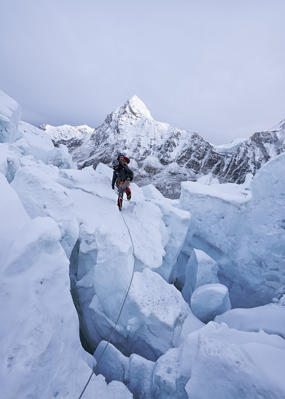 尼泊爾，Solo Khumbu，珠穆朗瑪峰上的登山者冰瀑，Pumori圖片素材