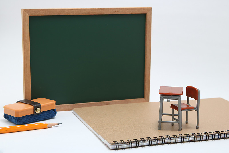 特寫的微型教室設備在白色的背景圖片素材