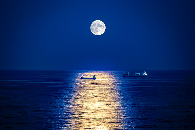 晚上月亮下的海景圖片素材