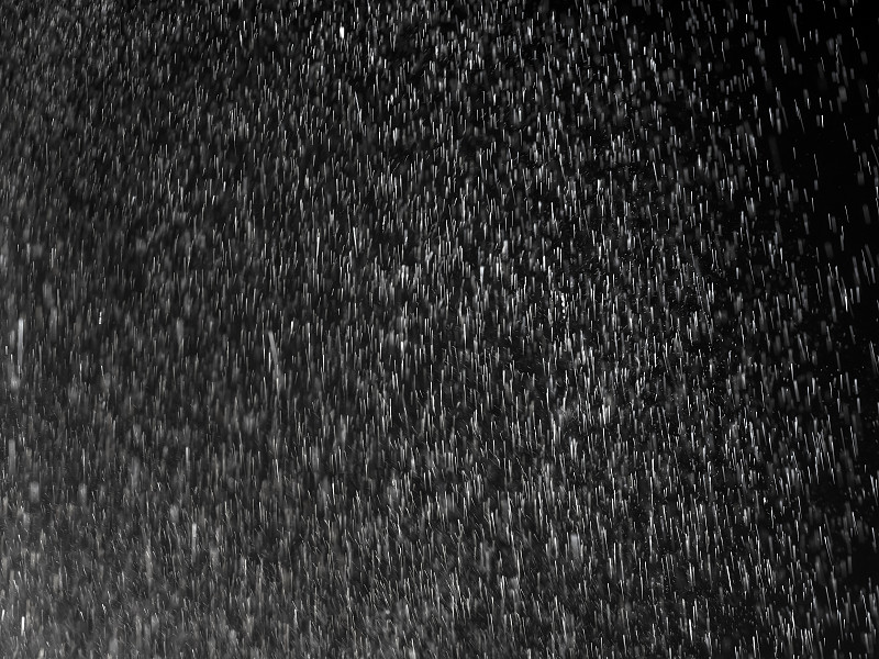 雨滴落在黑色背景的完整框架。圖片素材