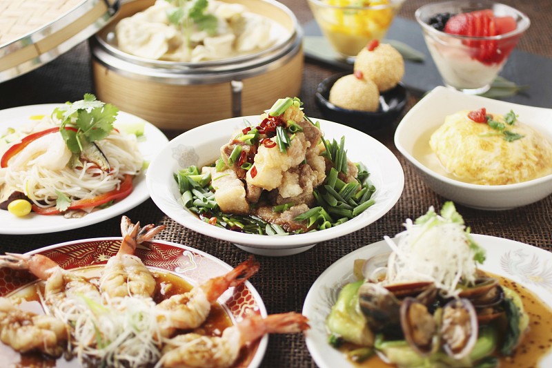 中式自助餐的各種菜肴圖片素材