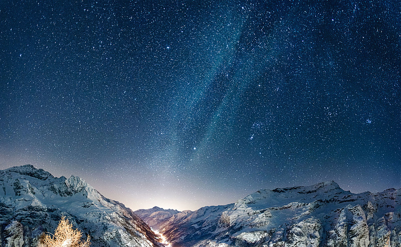 夜景白雪皚皚，星光閃耀圖片素材