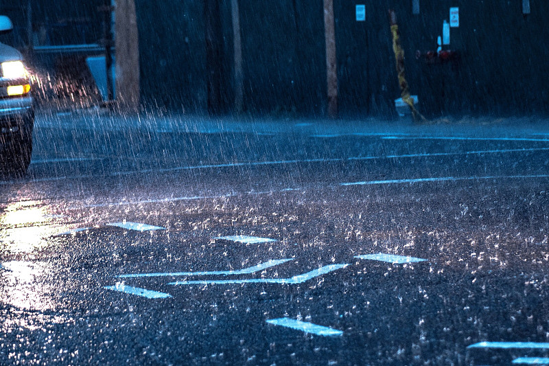 城市街道在雨季的觀點圖片素材
