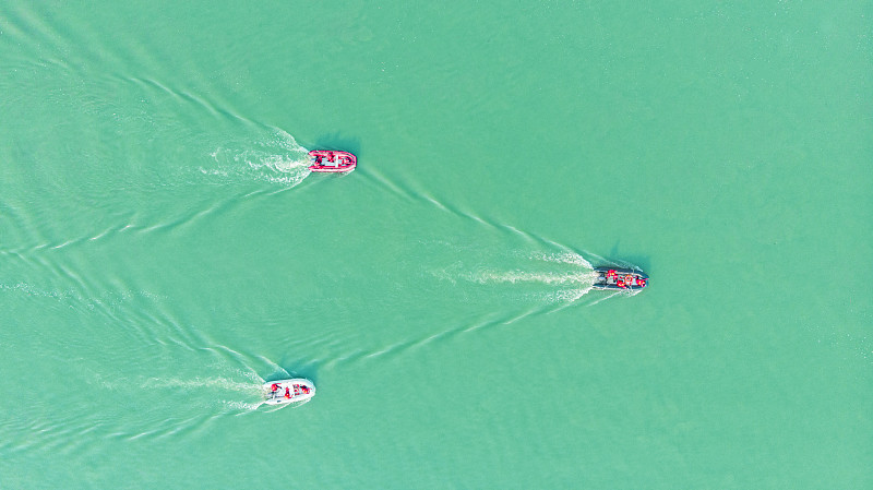 純凈的水面上三艘快艇飛馳而過圖片素材