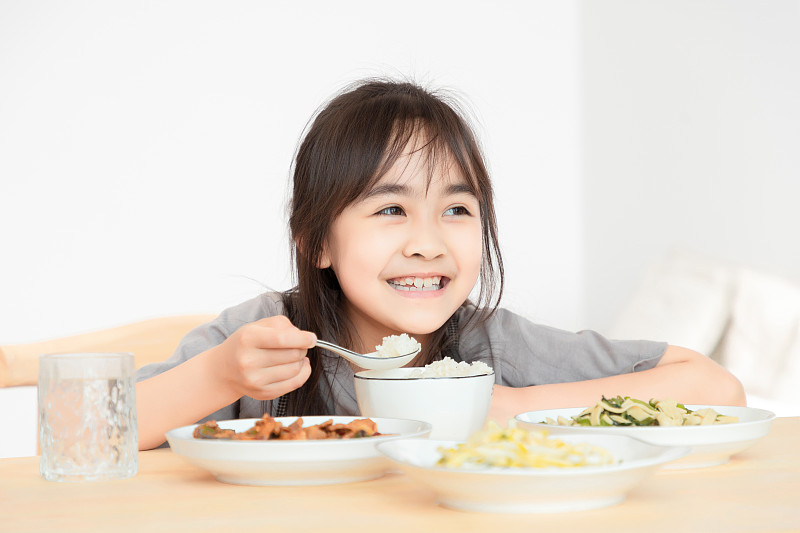 在家里吃午餐的亞洲小女孩圖片素材