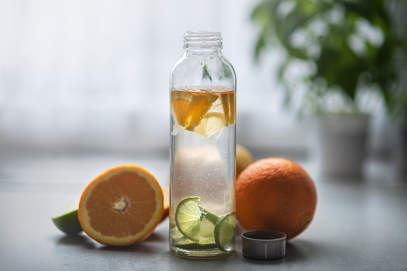 特寫環保玻璃水瓶與柑橘類水果，Inwad，波蘭圖片素材