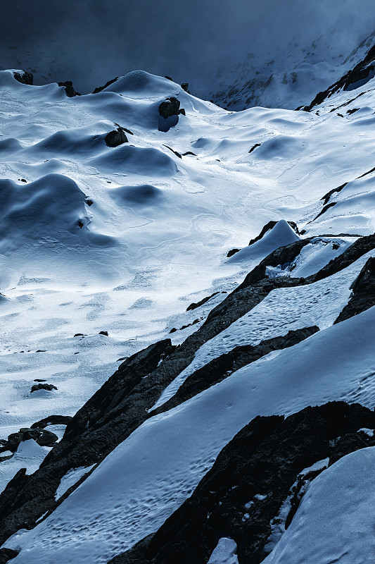 高角度的雪被覆蓋的土地，麗江，云南，中國圖片素材