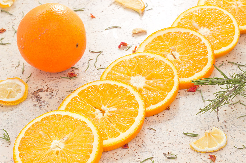 高角度的橘子水果在桌子上圖片素材