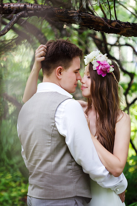 幸福的新婚夫婦在森林里擺姿勢圖片素材