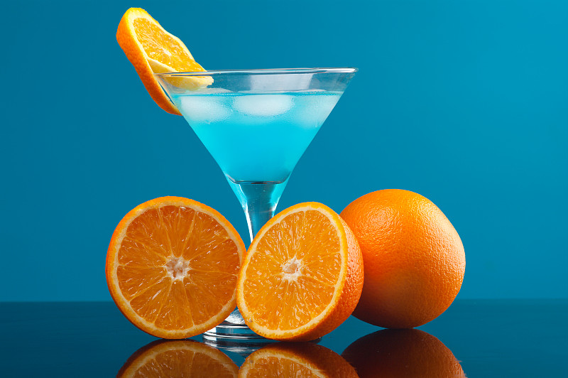 藍色背景下橙色飲料的特寫圖片素材