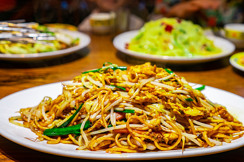 中國餐飲行業飲食產業，傳統經典中國食品，一盤子傳統炒面，室內無人圖像攝影圖片