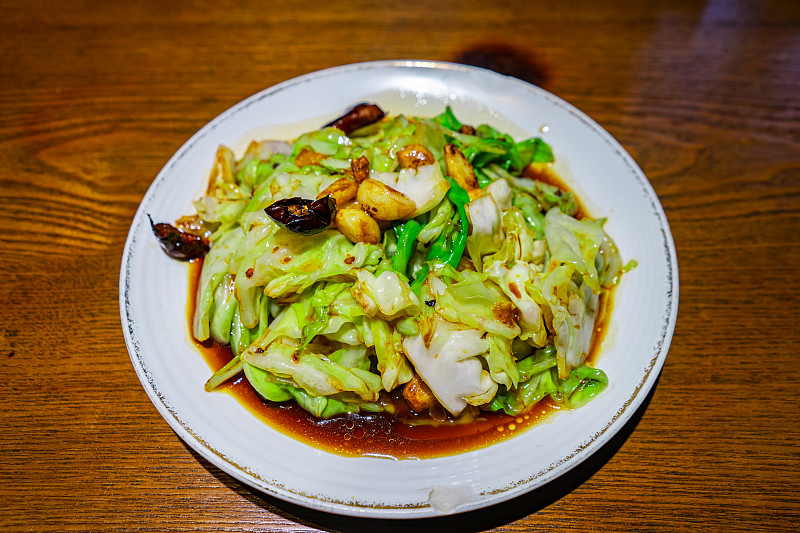 中國餐飲行業飲食產業，傳統經典中國食品，一盤子手撕白菜，室內無人圖像攝影圖片