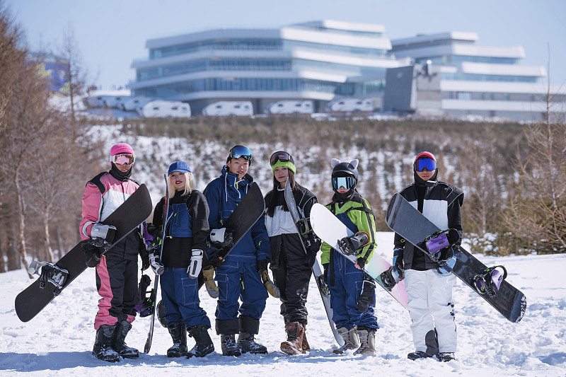 青年男女在户外滑雪场图片下载
