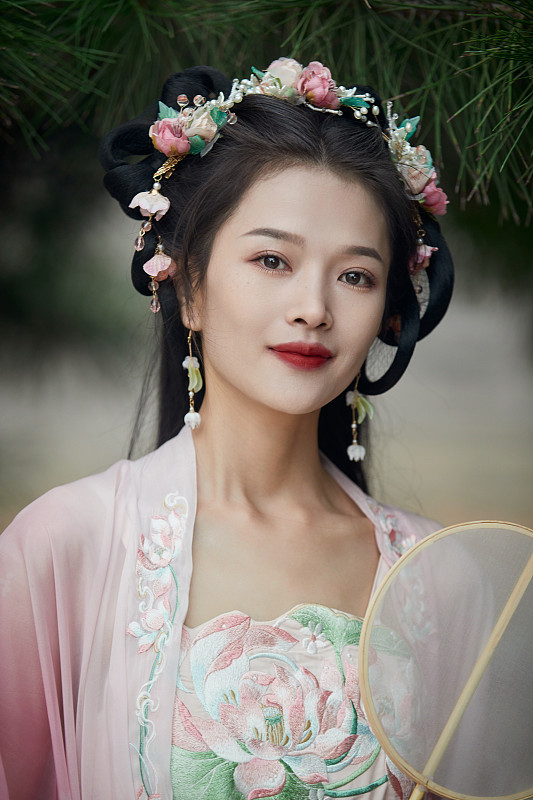 身穿中式传统唯美汉服的东方女性图片下载