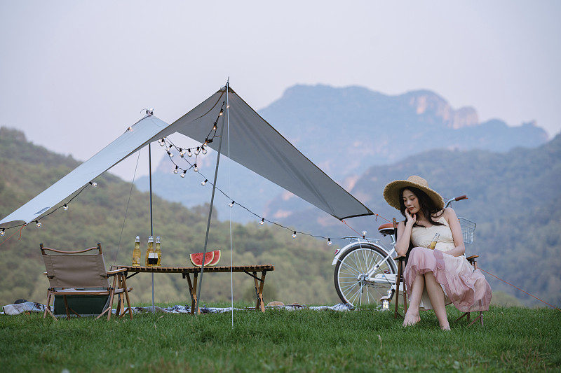 美女在草地露营吃西瓜图片下载