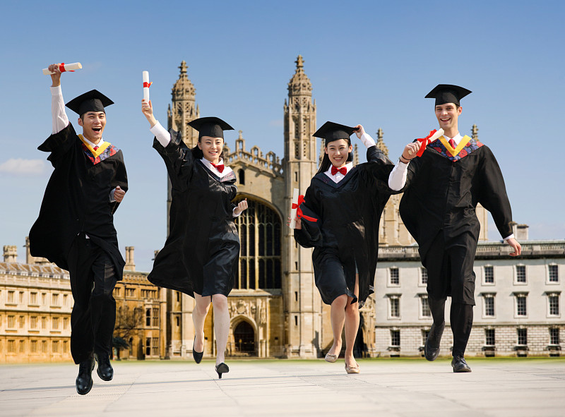 東方穿學士服的大學生在劍橋大學里奔跑圖片下載
