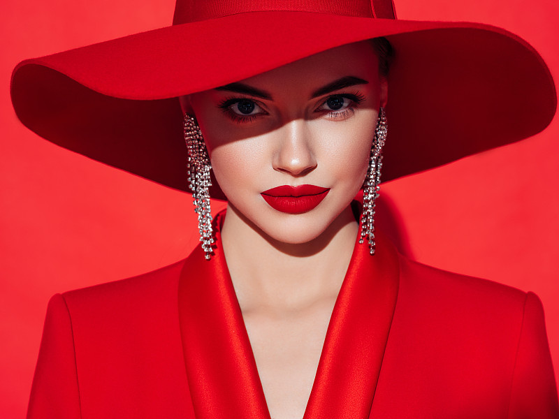 漂亮的女孩化妝穿著紅色的夾克和帽子圖片下載