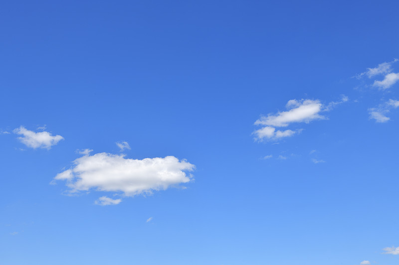 湛藍的天空中的云朵。圖片素材