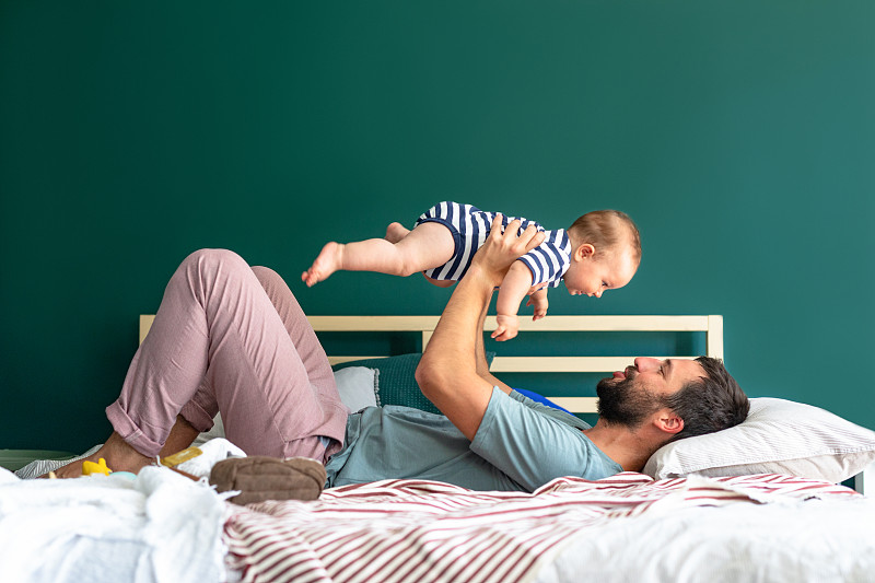 早晨的擁抱:快樂的父親和兒子分享愛的時刻圖片素材