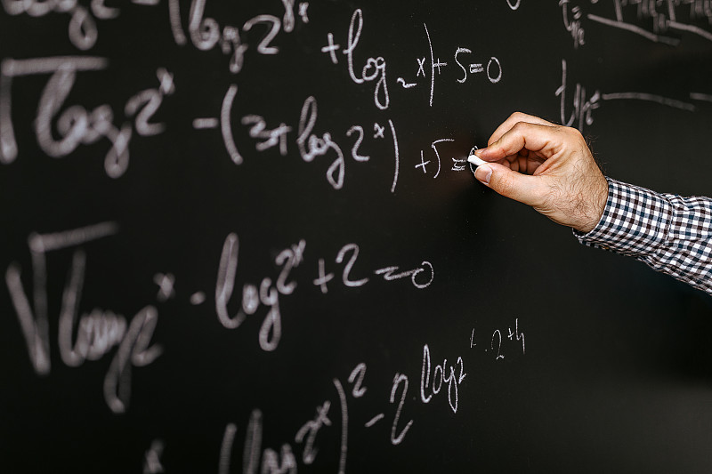 教授在黑板上教數學圖片素材