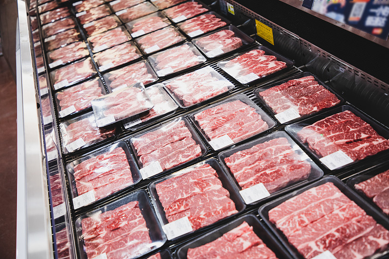 不同類型的包裝肉在肉冷卻器圖片素材