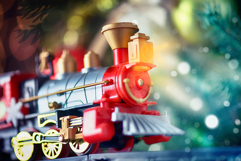 圣誕樹上的玩具火車圖片素材