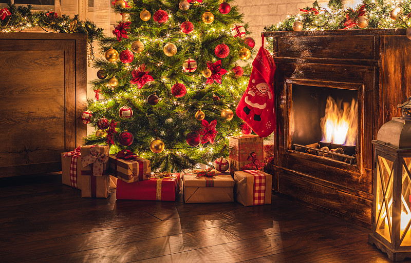 家里壁爐附近裝飾的圣誕樹圖片素材