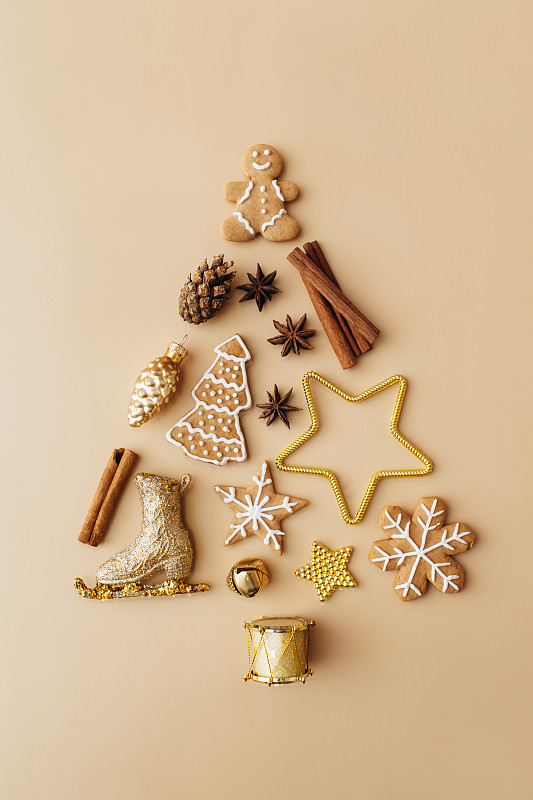 創意圣誕樹由金色裝飾在米色背景。圣誕節，冬天，新年的概念。平躺，俯視圖。圖片素材