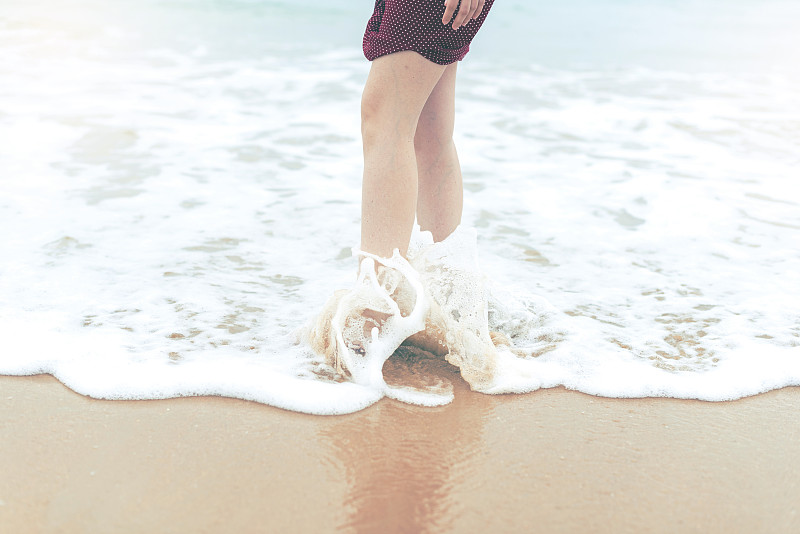 赤腳在沙灘上攝影圖片
