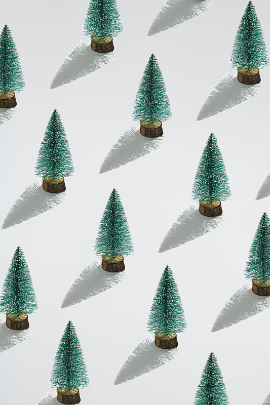 白色背景上绿色圣诞树的最小组合图案背景。新年的概念。图片下载