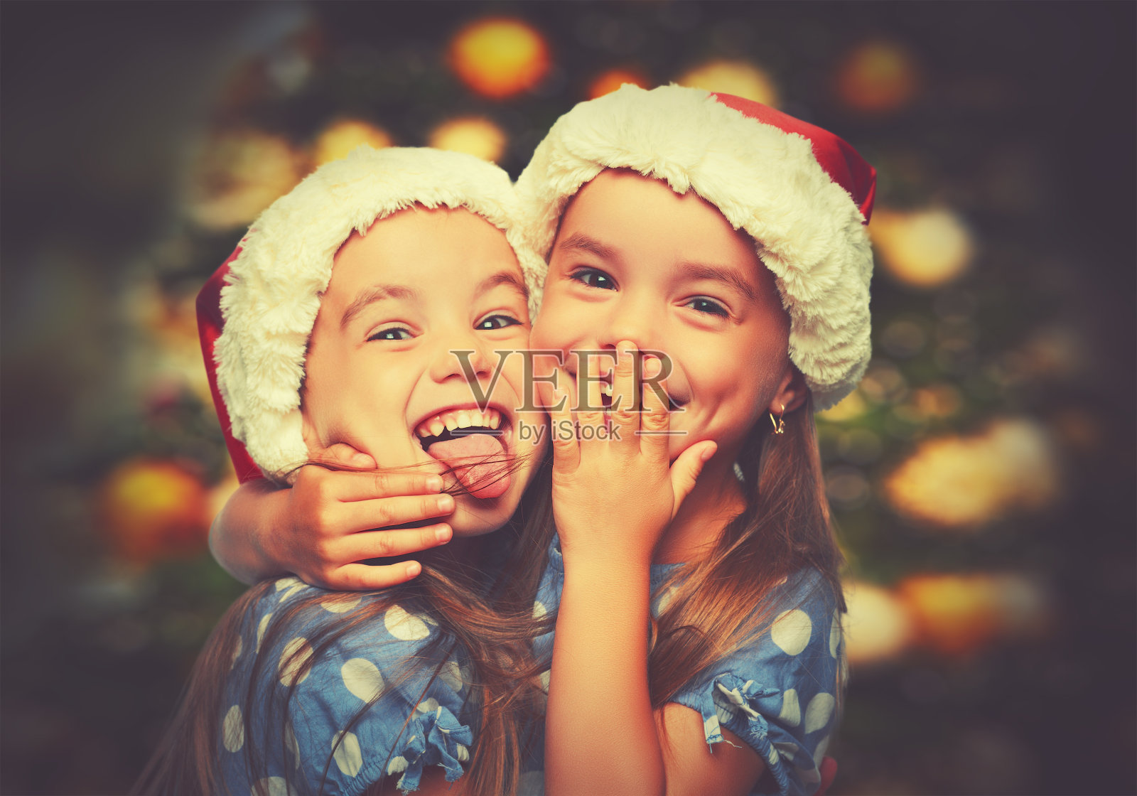 圣诞节快乐有趣的孩子双胞胎姐妹照片摄影图片