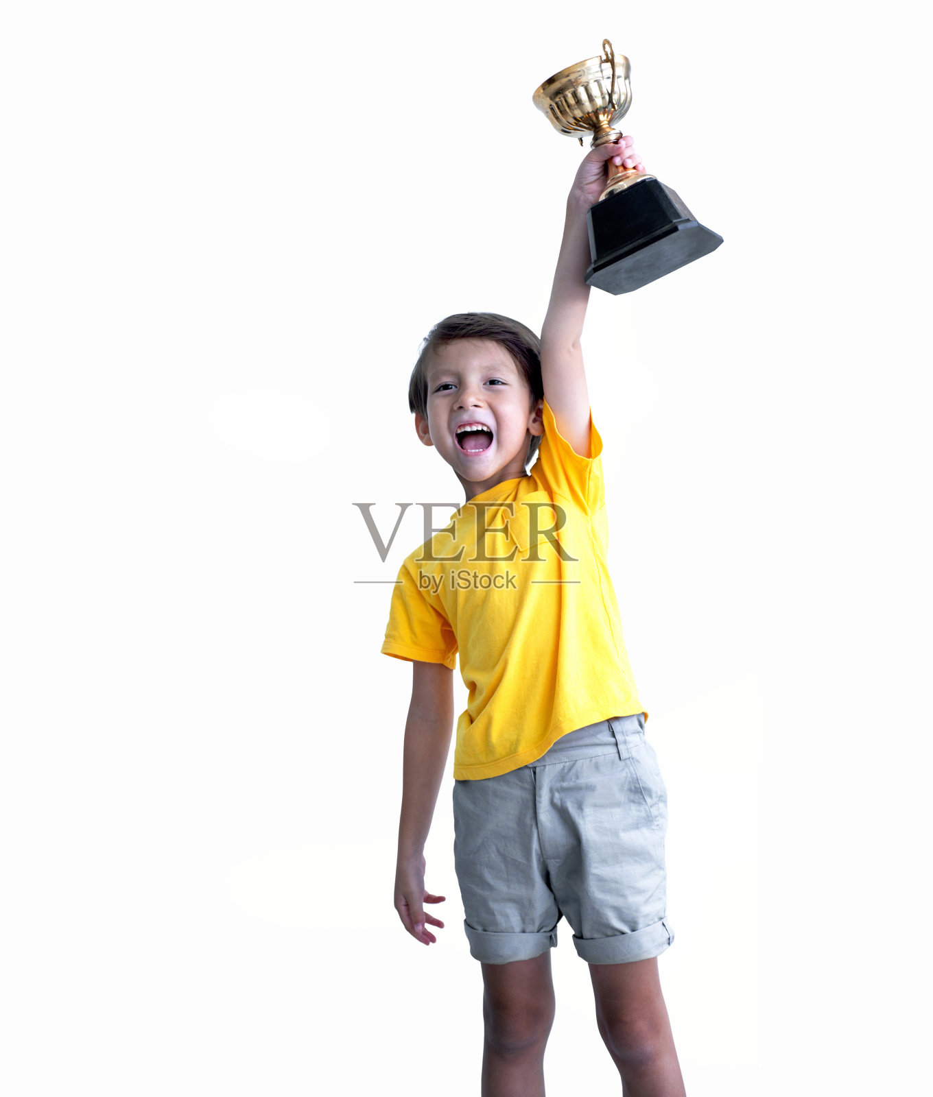 兴高采烈的男孩拿着奖杯照片摄影图片