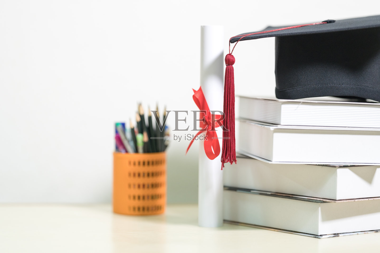 桌子上的学士帽和学位证书的特写镜头。教育概念专题图片照片摄影图片