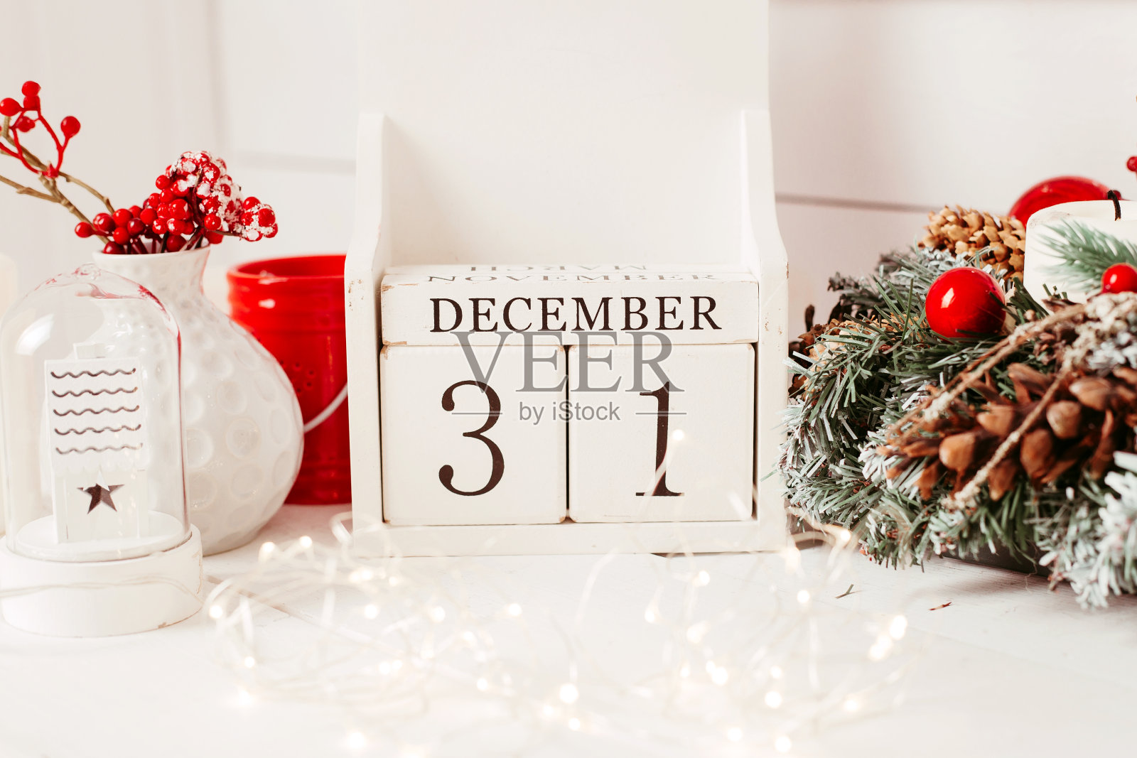 圣诞节背景上刻有“12月31日”字样的木制立方体照片摄影图片