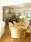 开放式厨房和用餐区配有不锈钢单元和木制桌椅。图片素材